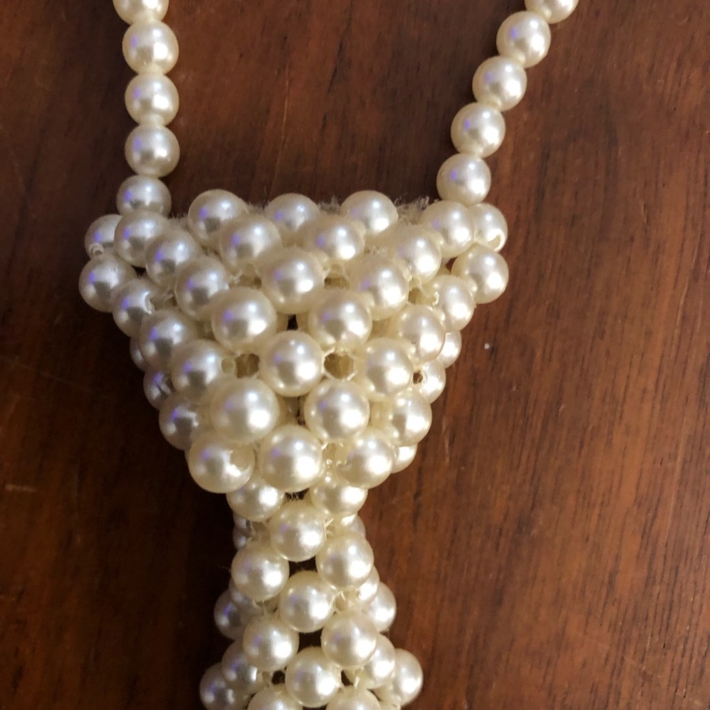 Elegant Pearl Tie - Picture 3 of 9